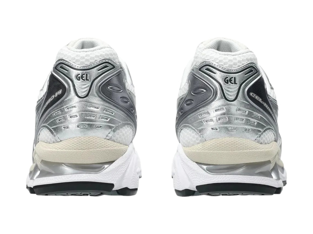 Tenis deportivos ASICS Gel-Kayano en color blanco con detalles en gris grafito y suela amortiguada.