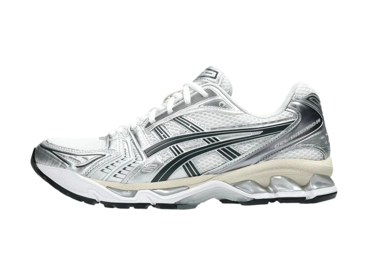 Tenis deportivos ASICS Gel-Kayano en color blanco con detalles en gris grafito y suela amortiguada.