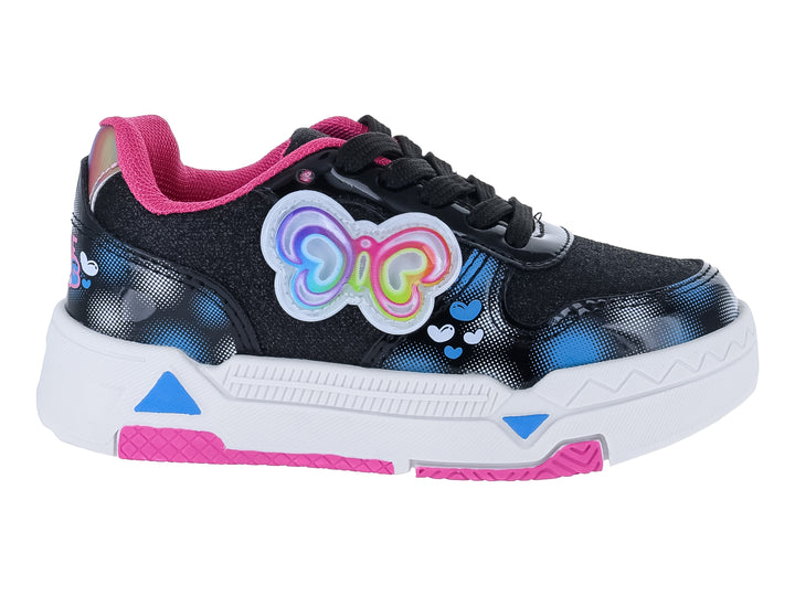Tenis deportivos para niña en color negro con detalles fucsia y azul, decorados con una mariposa brillante lateral.