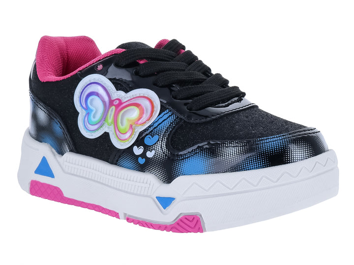 Tenis deportivos para niña en color negro con detalles fucsia y azul, decorados con una mariposa brillante lateral.