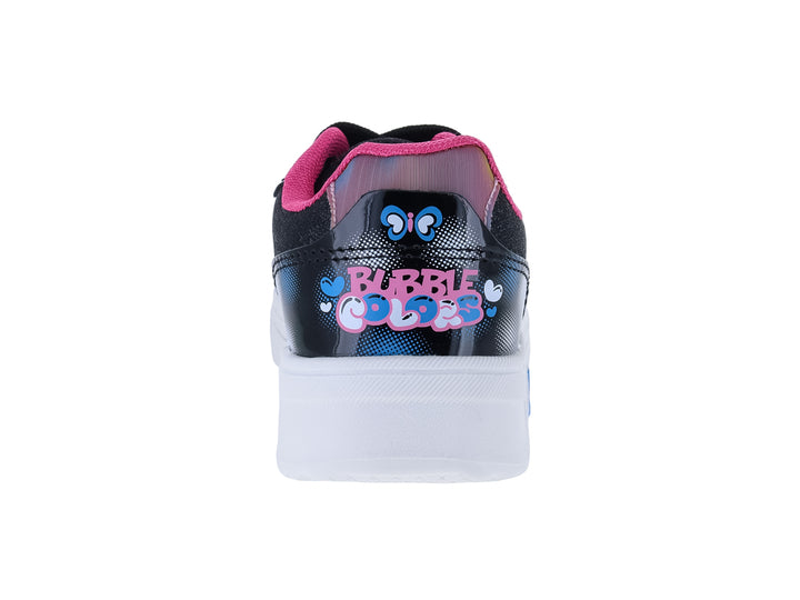 Tenis deportivos para niña en color negro con detalles fucsia y azul, decorados con una mariposa brillante lateral.