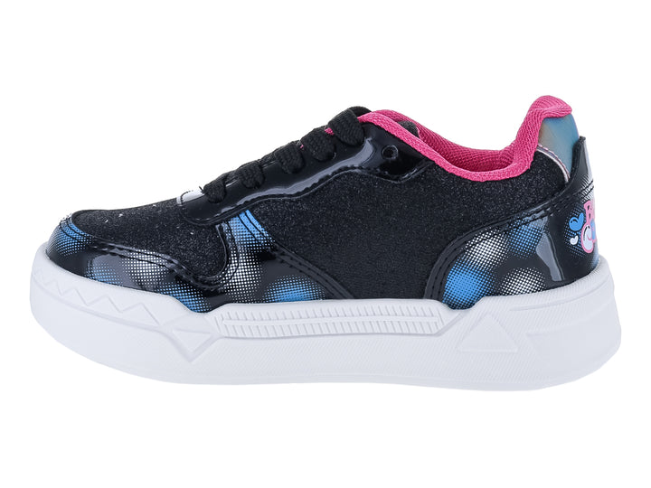 Tenis deportivos para niña en color negro con detalles fucsia y azul, decorados con una mariposa brillante lateral.
