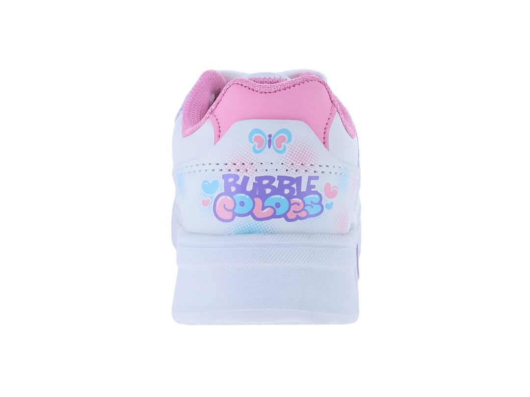 Tenis blancos para niña con detalles en rosa y morado, decorados con una mariposa multicolor y corazones.