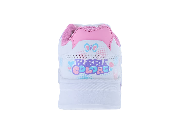 Tenis blancos para niña con detalles en rosa y morado, decorados con una mariposa multicolor y corazones.