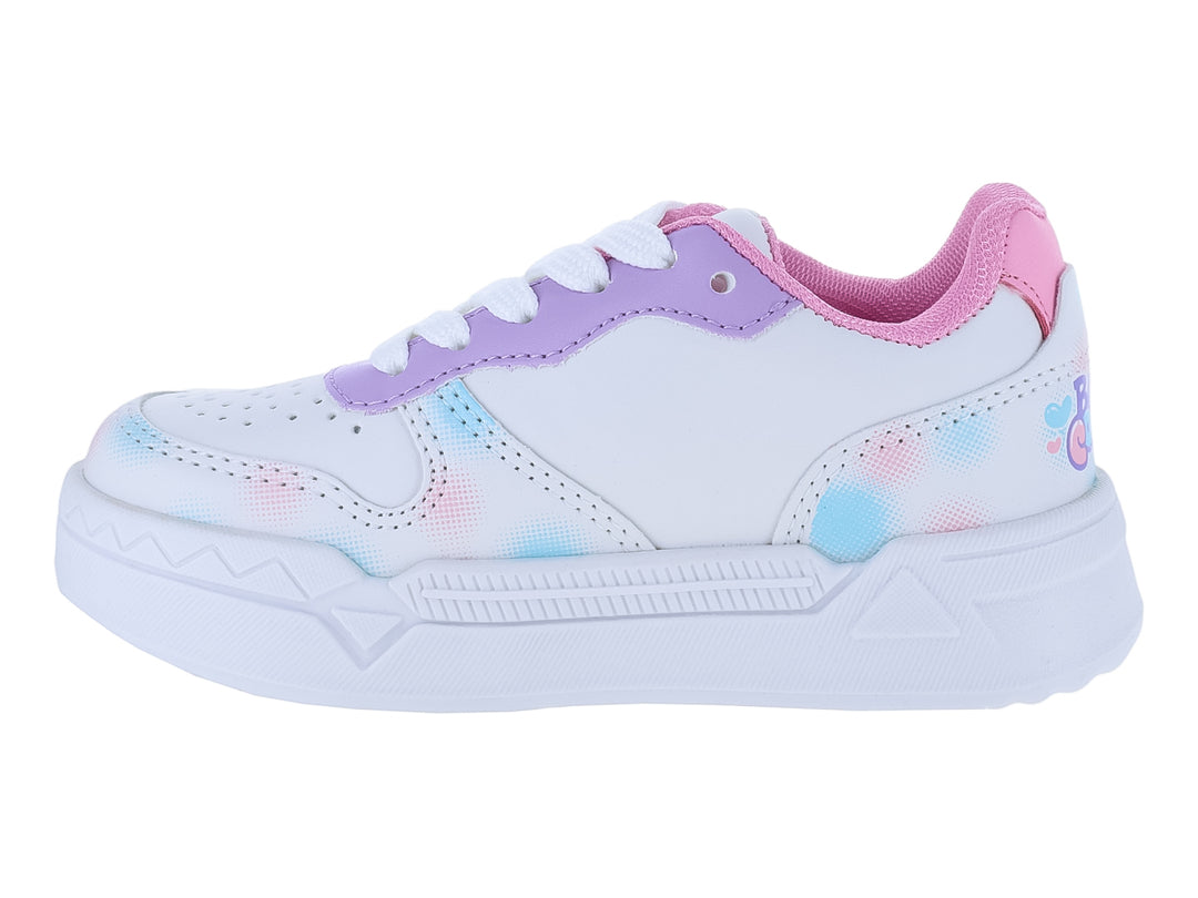 Tenis blancos para niña con detalles en rosa y morado, decorados con una mariposa multicolor y corazones.