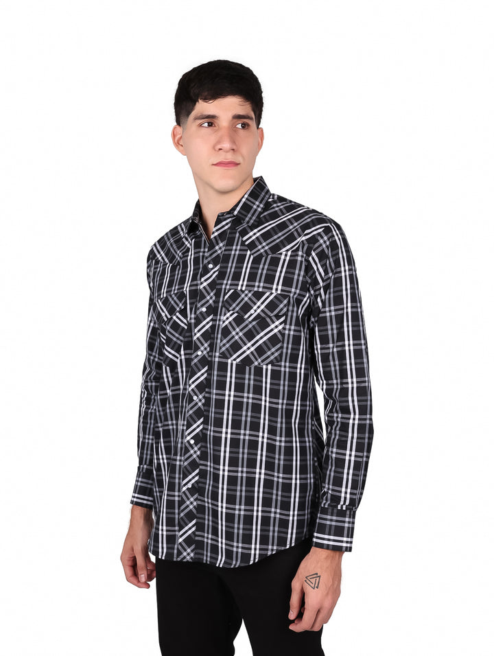 Hombre vistiendo camisa de manga larga con estampado de cuadros en colores negro y blanco.