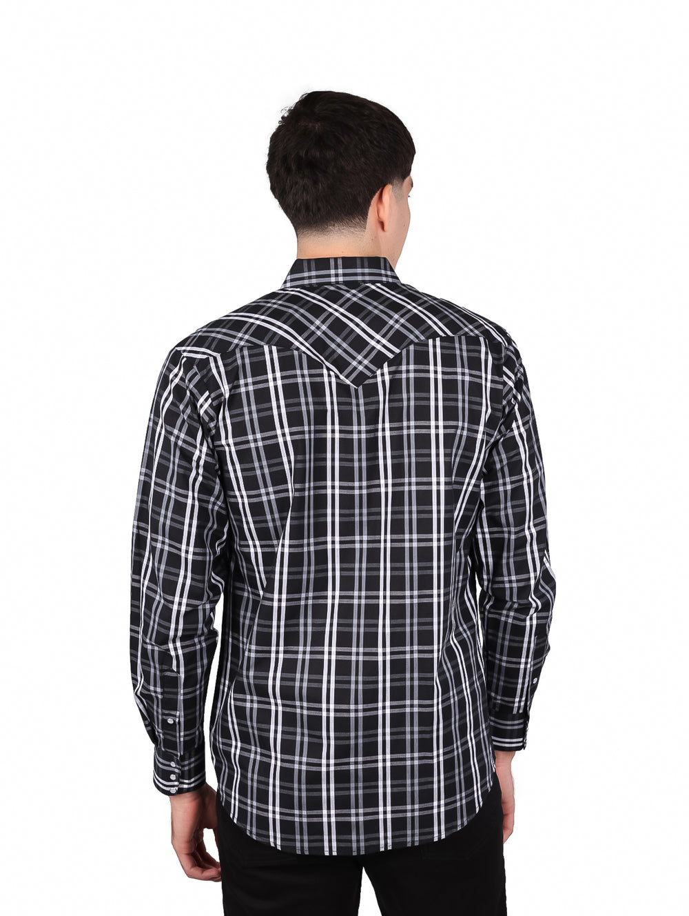 Hombre vistiendo camisa de manga larga con estampado de cuadros en colores negro y blanco.