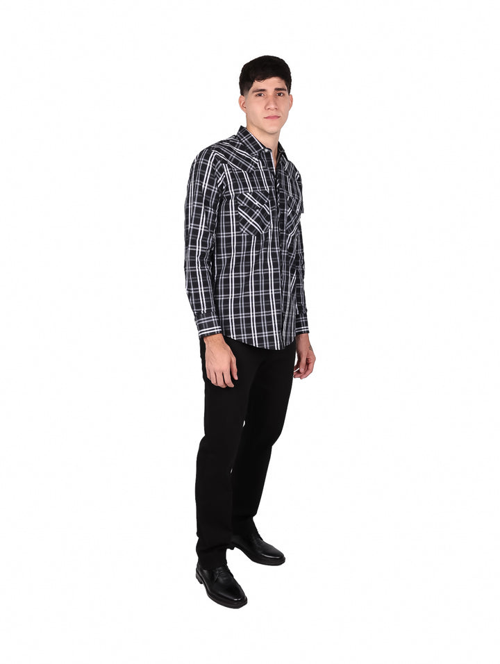 Hombre vistiendo camisa de manga larga con estampado de cuadros en colores negro y blanco.