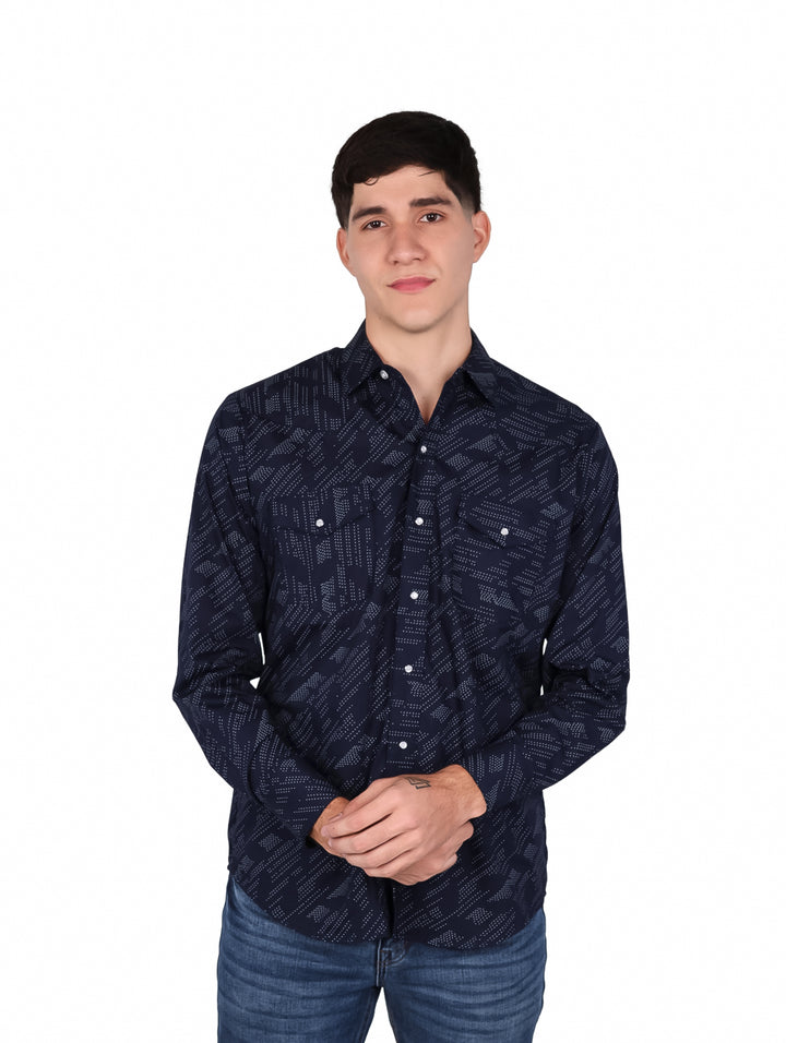 Hombre vistiendo camisa azul marino con estampado blanco de manga larga y cuello.