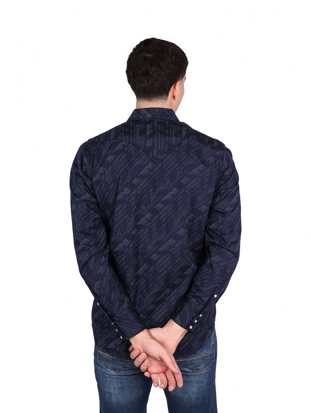 Hombre vistiendo camisa azul marino con estampado blanco de manga larga y cuello.