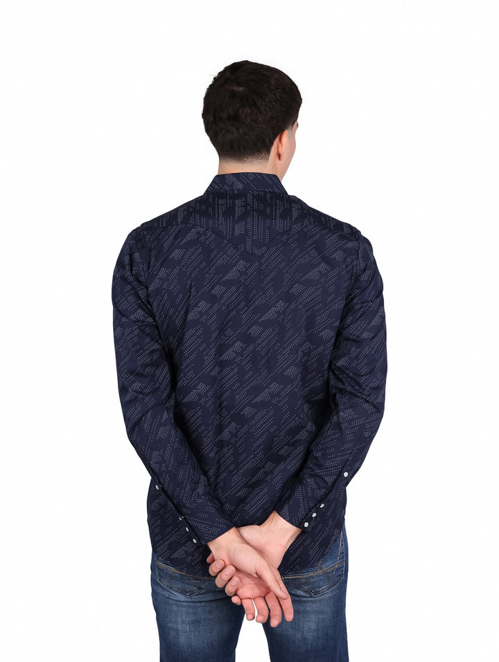 Hombre vistiendo camisa azul marino con estampado blanco de manga larga y cuello.