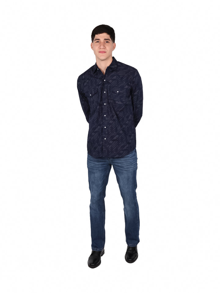 Hombre vistiendo camisa azul marino con estampado blanco de manga larga y cuello.
