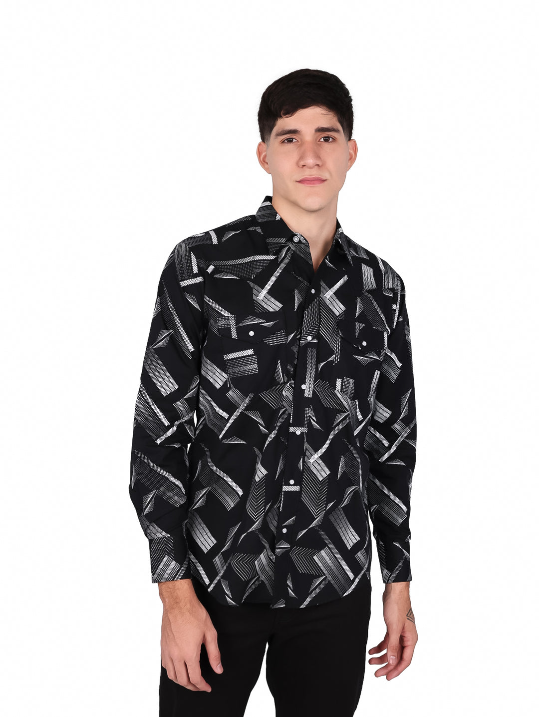 Hombre vistiendo camisa negra de manga larga con estampado geométrico blanco.