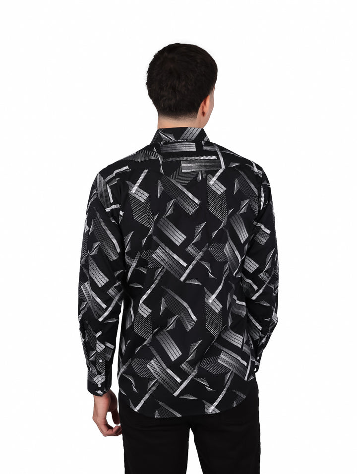 Hombre vistiendo camisa negra de manga larga con estampado geométrico blanco.