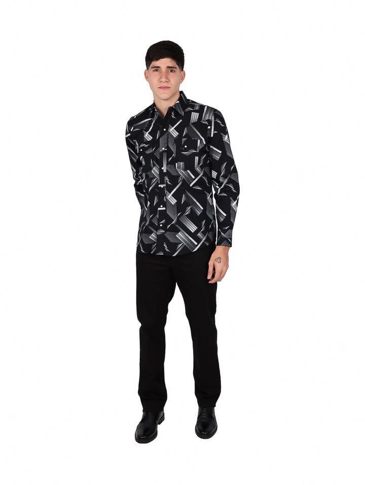 Hombre vistiendo camisa negra de manga larga con estampado geométrico blanco.
