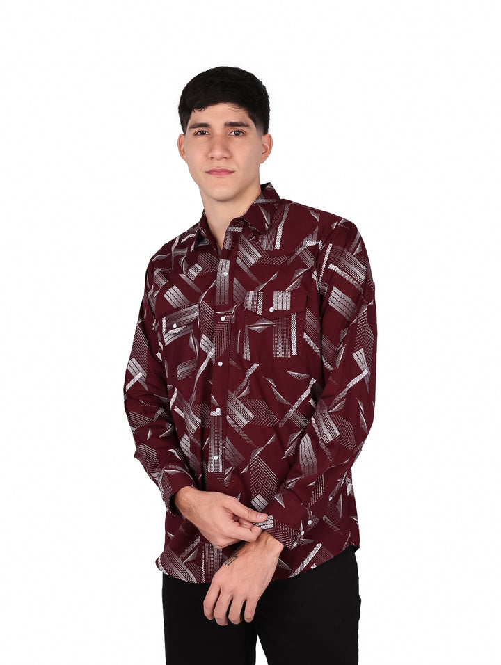 Hombre vistiendo camisa de manga larga color tinto con estampado geométrico blanco.