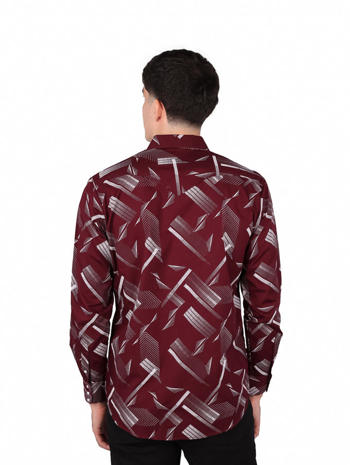 Hombre vistiendo camisa de manga larga color tinto con estampado geométrico blanco.