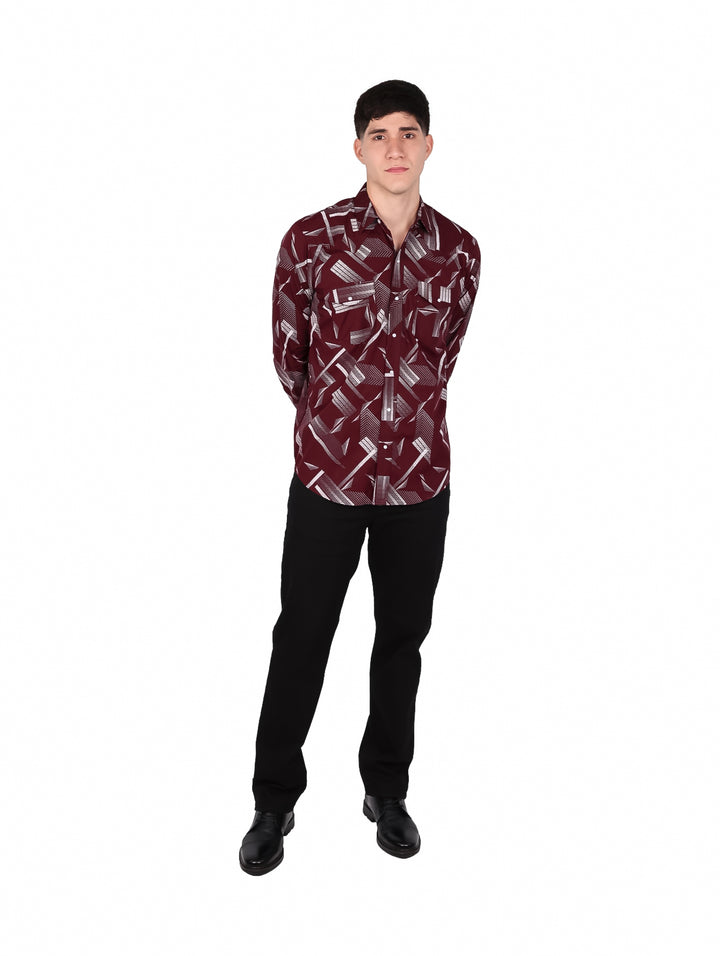 Hombre vistiendo camisa de manga larga color tinto con estampado geométrico blanco.