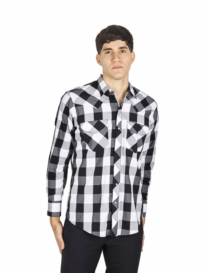Hombre vistiendo camisa de cuadros en blanco y negro y pantalones negros sobre fondo blanco.