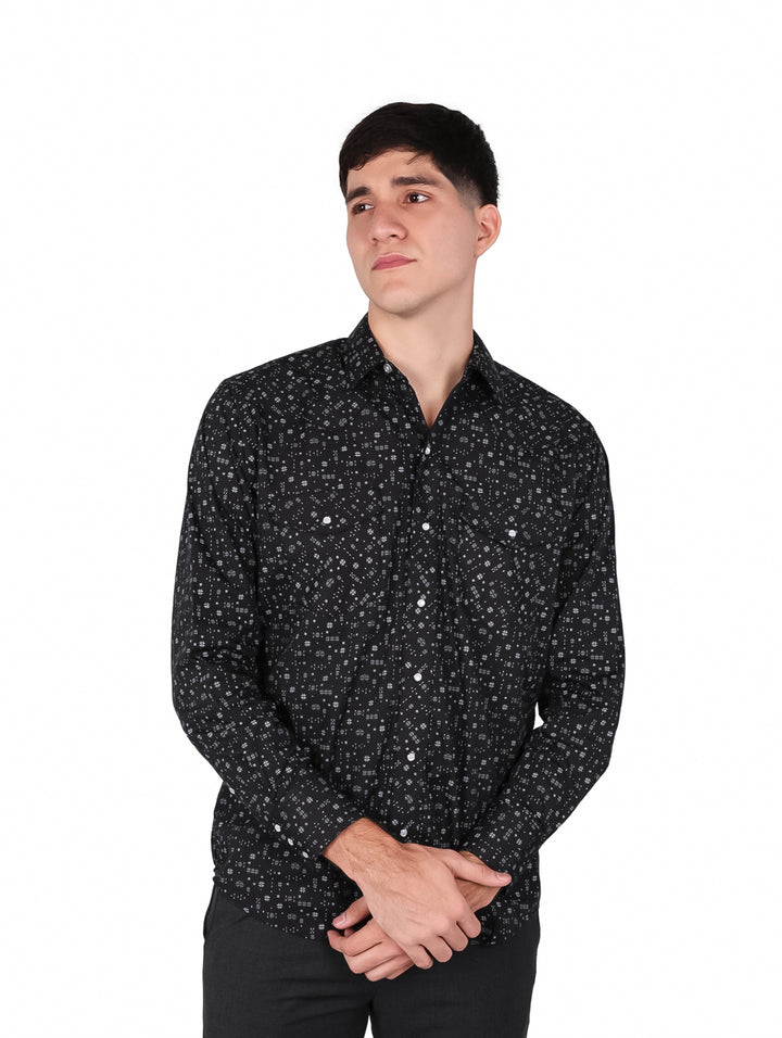 Hombre vistiendo una camisa negra de manga larga con pequeño estampado blanco y botones frontales.