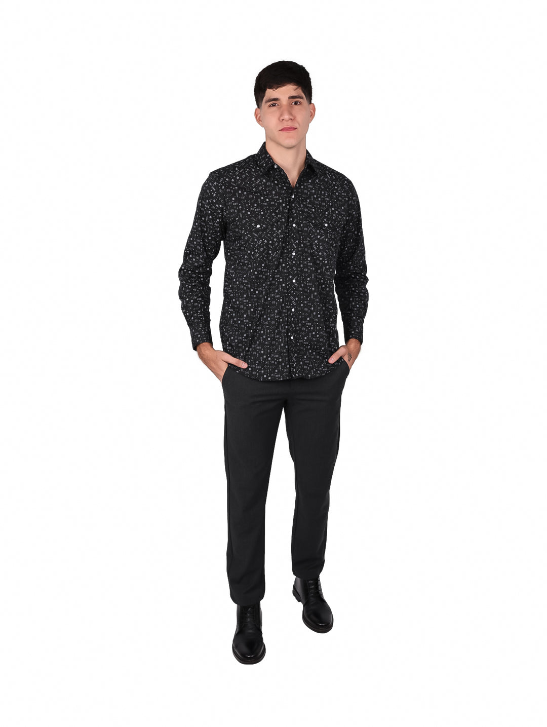 Hombre vistiendo una camisa negra de manga larga con pequeño estampado blanco y botones frontales.
