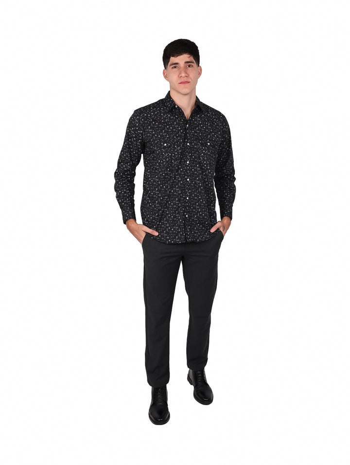 Hombre vistiendo una camisa negra de manga larga con pequeño estampado blanco y botones frontales.