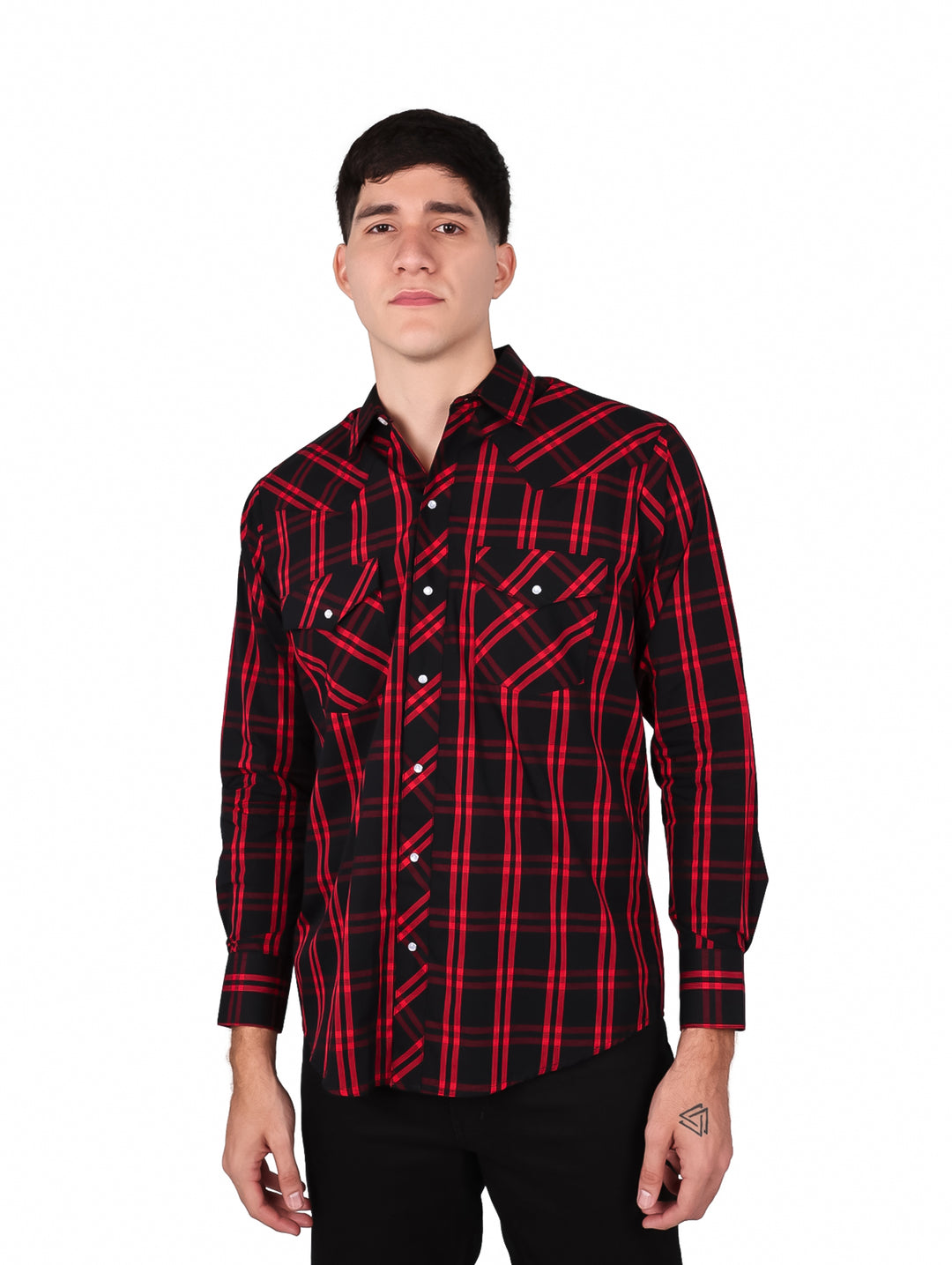 Hombre vistiendo camisa de cuadros en colores rojo y negro con botones y bolsillos frontales.