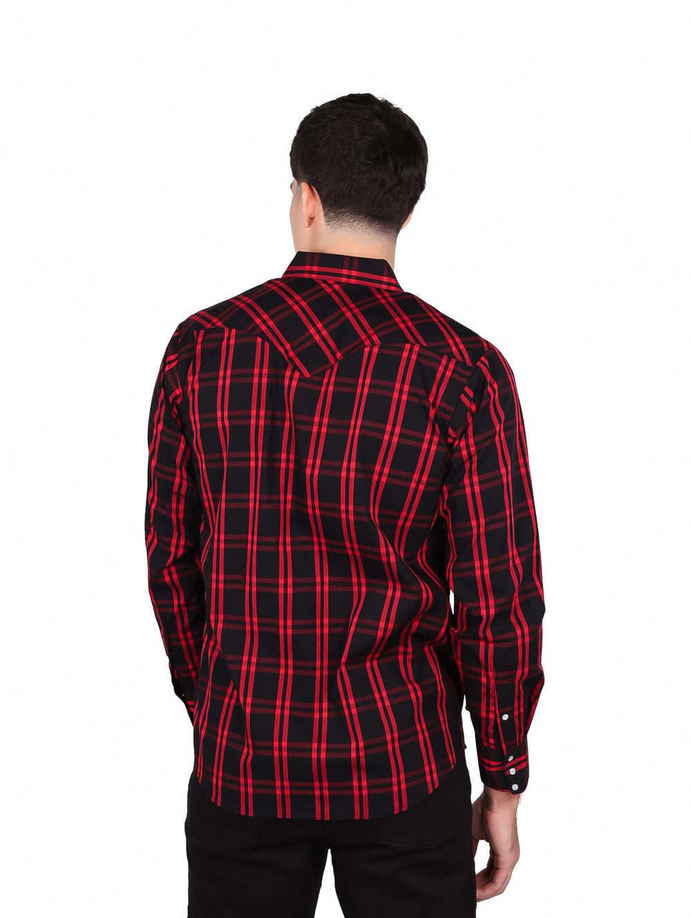 Hombre vistiendo camisa de cuadros en colores rojo y negro con botones y bolsillos frontales.