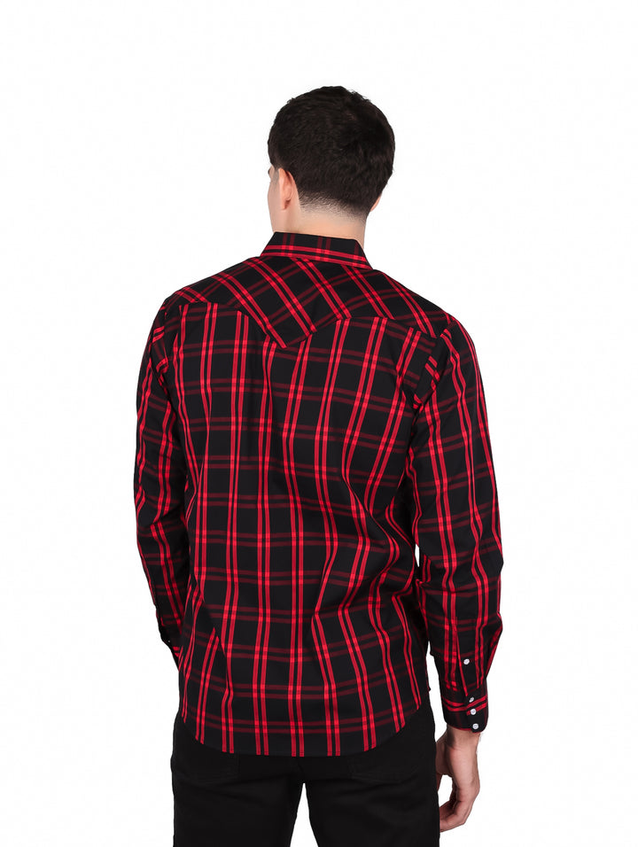 Hombre vistiendo camisa de cuadros en colores rojo y negro con botones y bolsillos frontales.