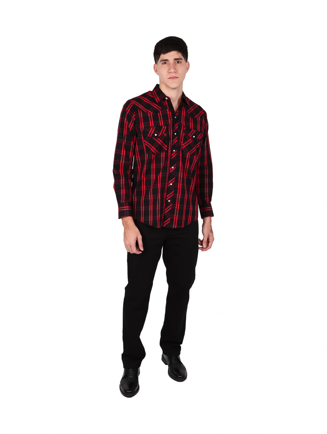 Hombre vistiendo camisa de cuadros en colores rojo y negro con botones y bolsillos frontales.