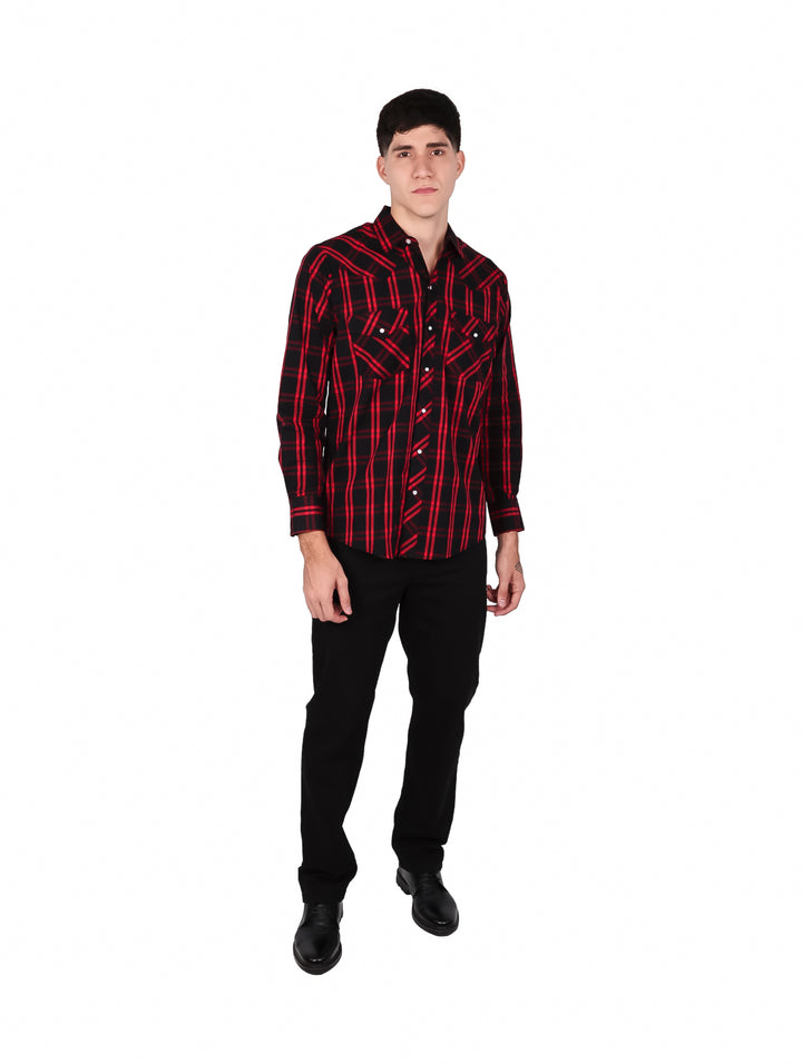 Hombre vistiendo camisa de cuadros en colores rojo y negro con botones y bolsillos frontales.