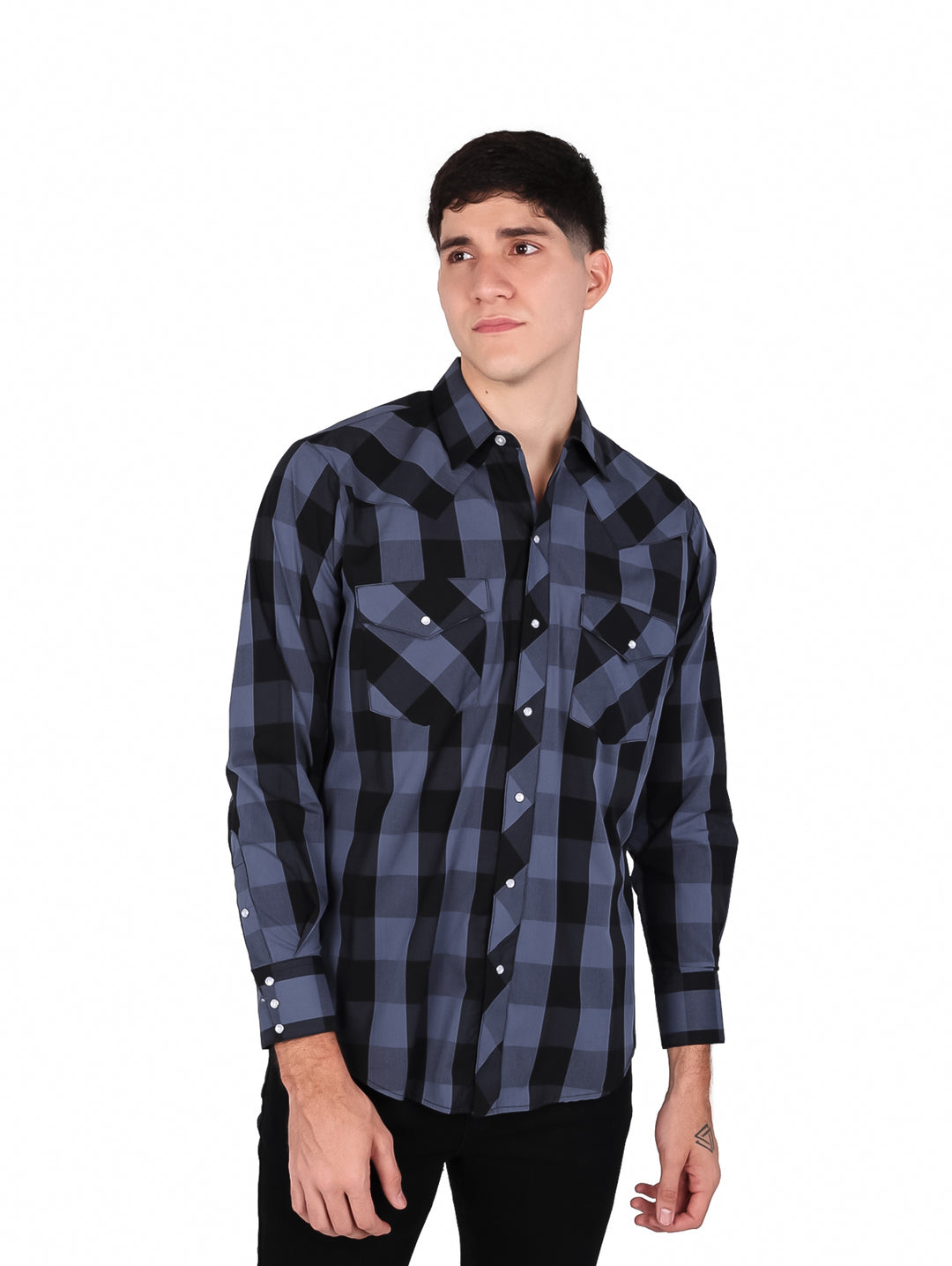 Hombre vistiendo camisa de manga larga con estampado de cuadros en colores negro y gris.