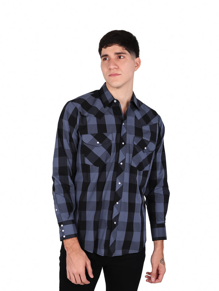 Hombre vistiendo camisa de manga larga con estampado de cuadros en colores negro y gris.