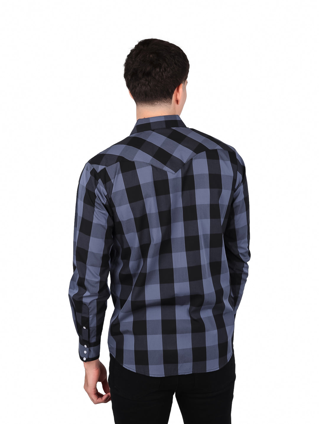 Hombre vistiendo camisa de manga larga con estampado de cuadros en colores negro y gris.