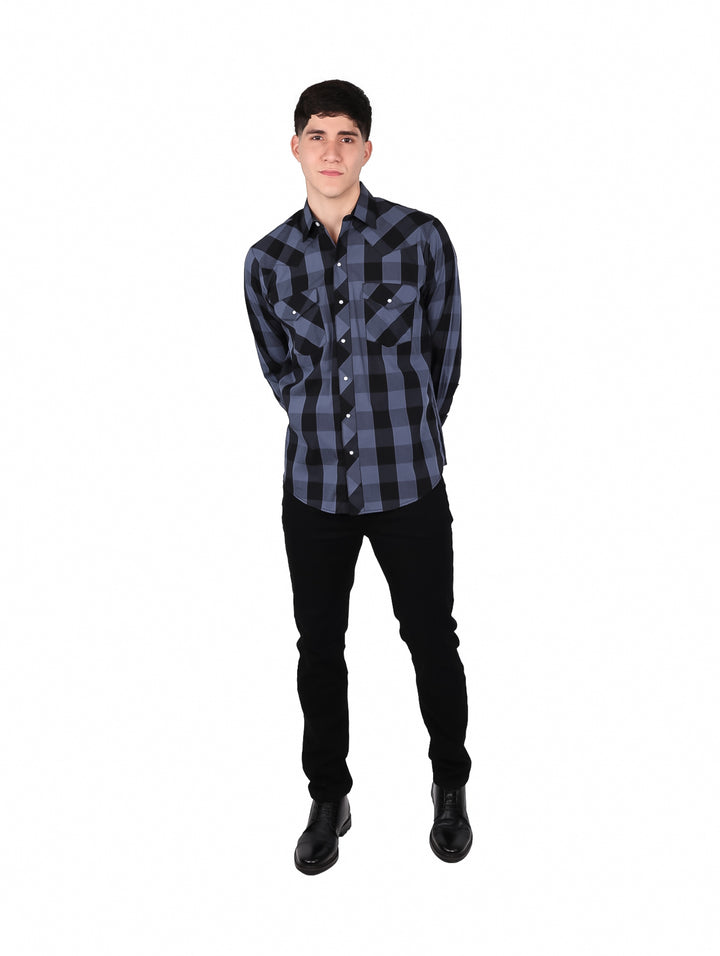 Hombre vistiendo camisa de manga larga con estampado de cuadros en colores negro y gris.