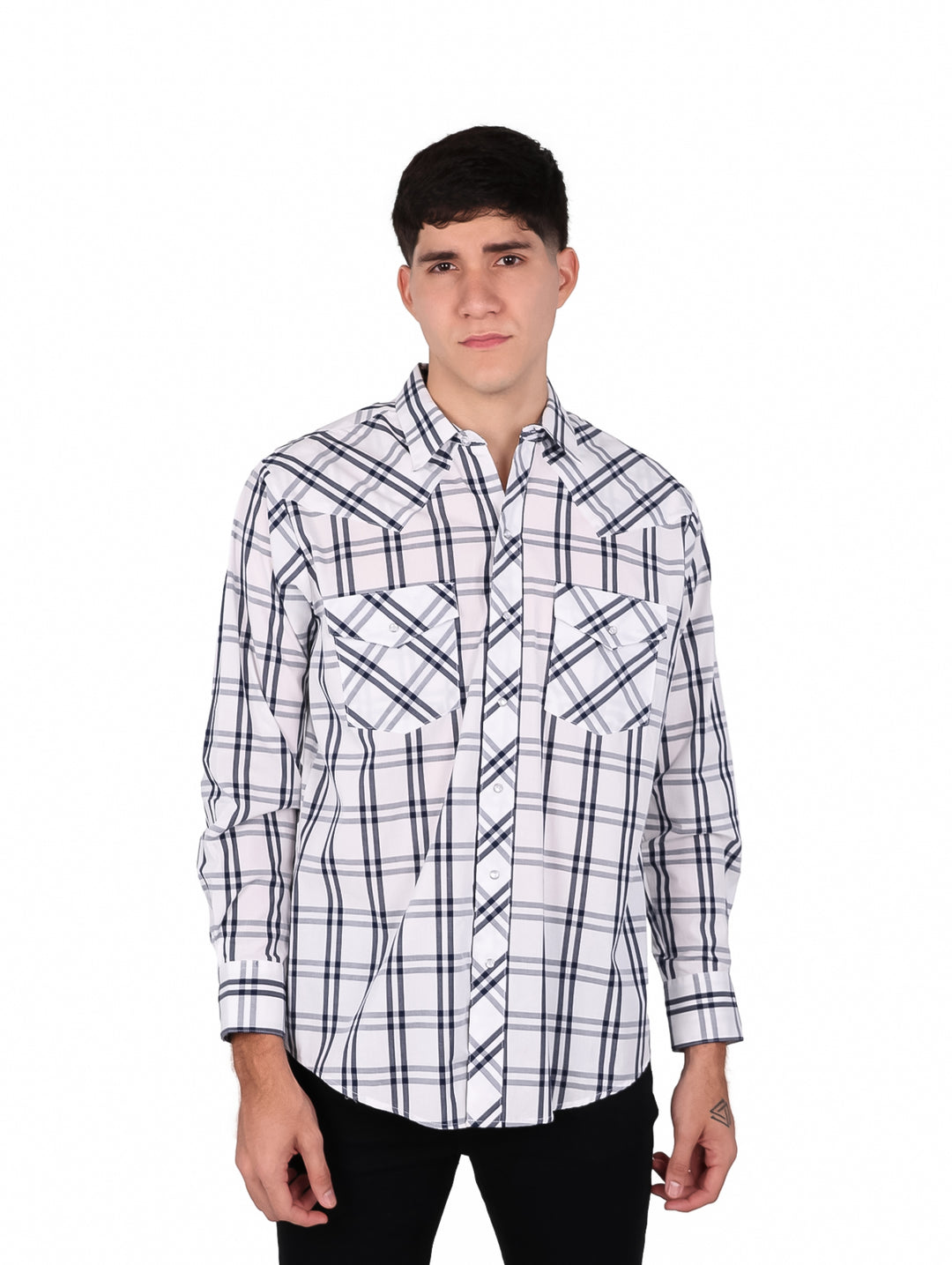 Hombre vistiendo camisa blanca de manga larga con estampado de cuadros negros y bolsillos frontales.