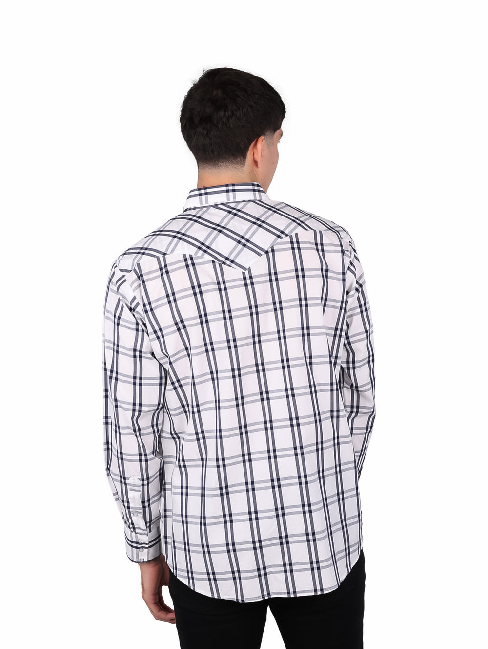 Hombre vistiendo camisa blanca de manga larga con estampado de cuadros negros y bolsillos frontales.