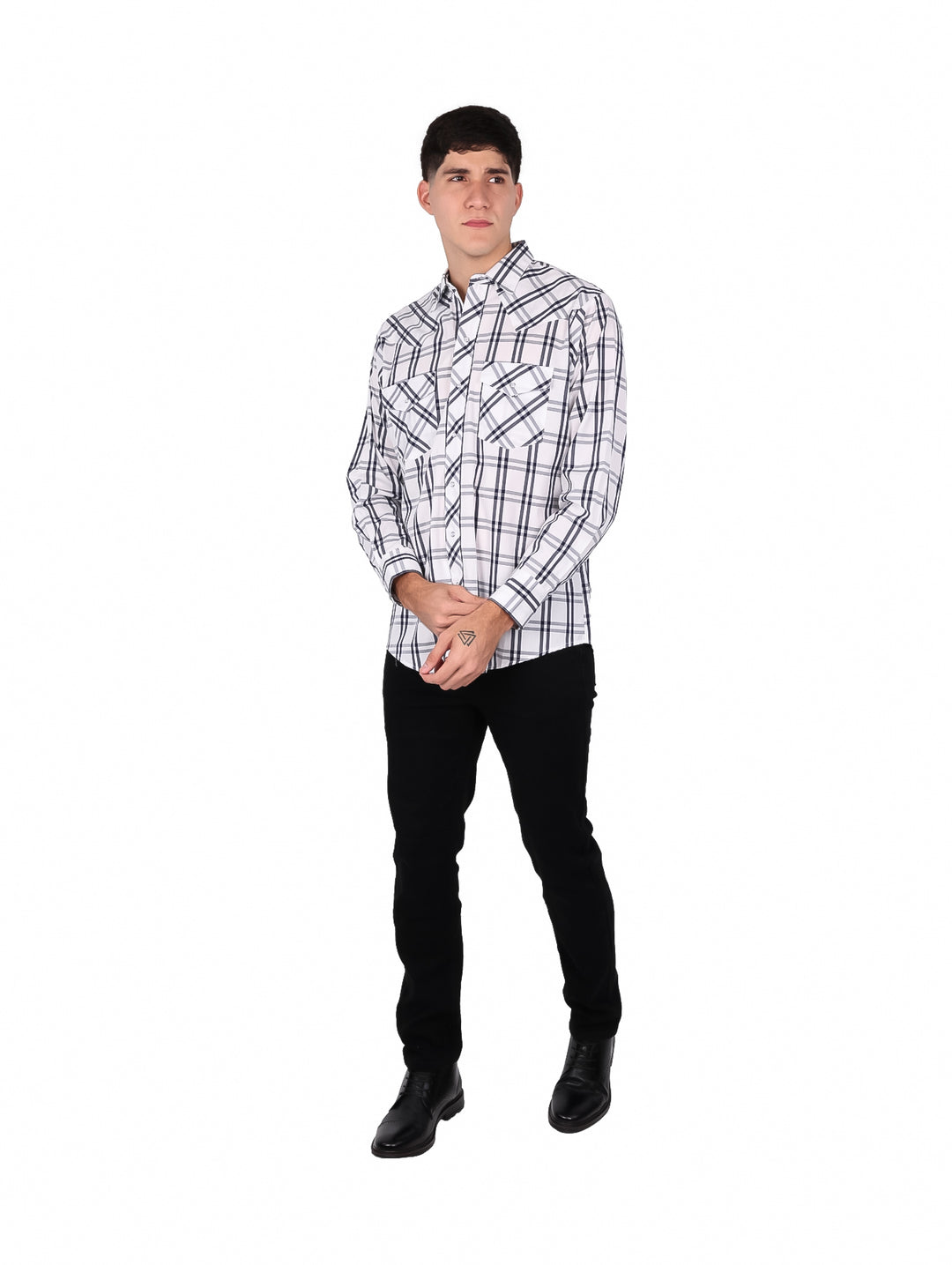 Hombre vistiendo camisa blanca de manga larga con estampado de cuadros negros y bolsillos frontales.