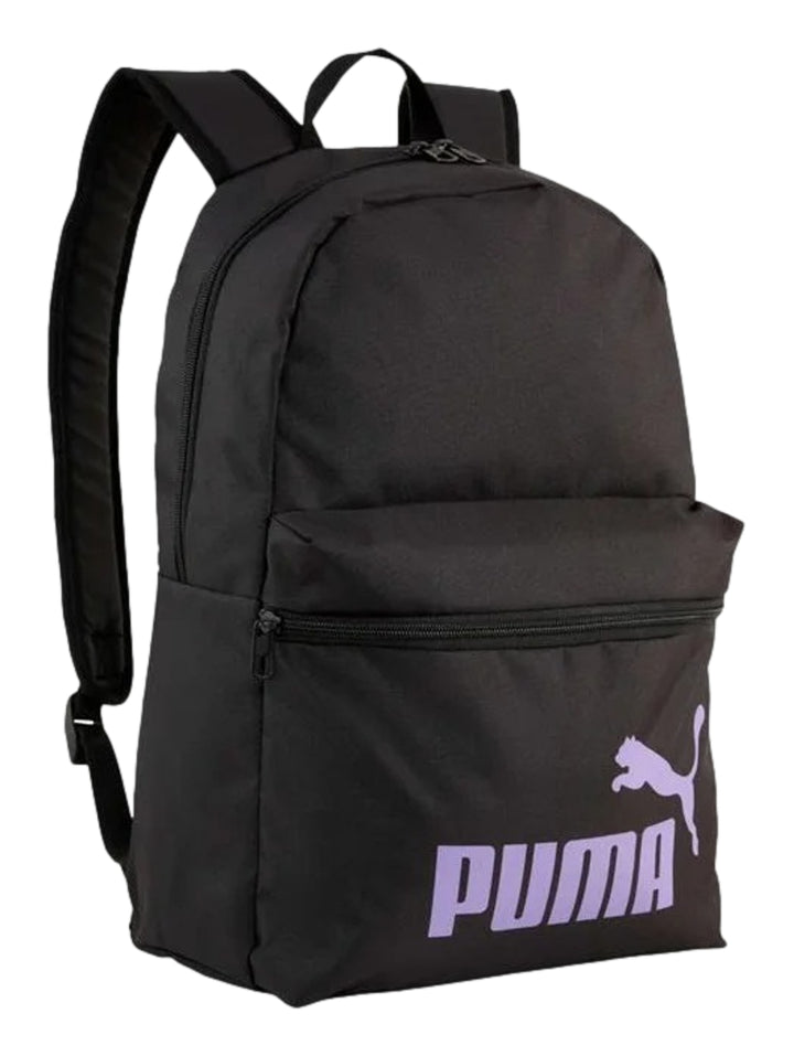Mochila escolar PUMA de color negro con logotipo en color lavanda en el bolsillo frontal.