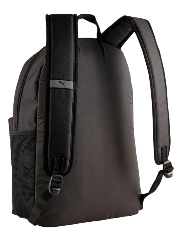 Mochila escolar PUMA de color negro con logotipo en color lavanda en el bolsillo frontal.