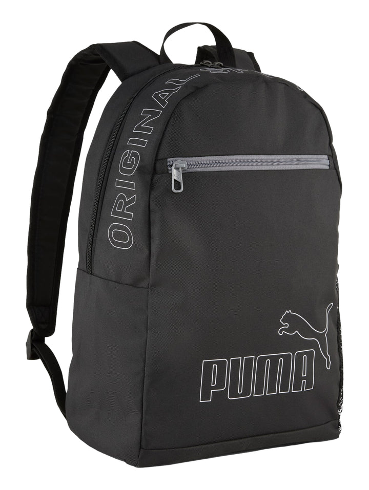 Mochila escolar PUMA color negro con detalles y logotipos en blanco.
