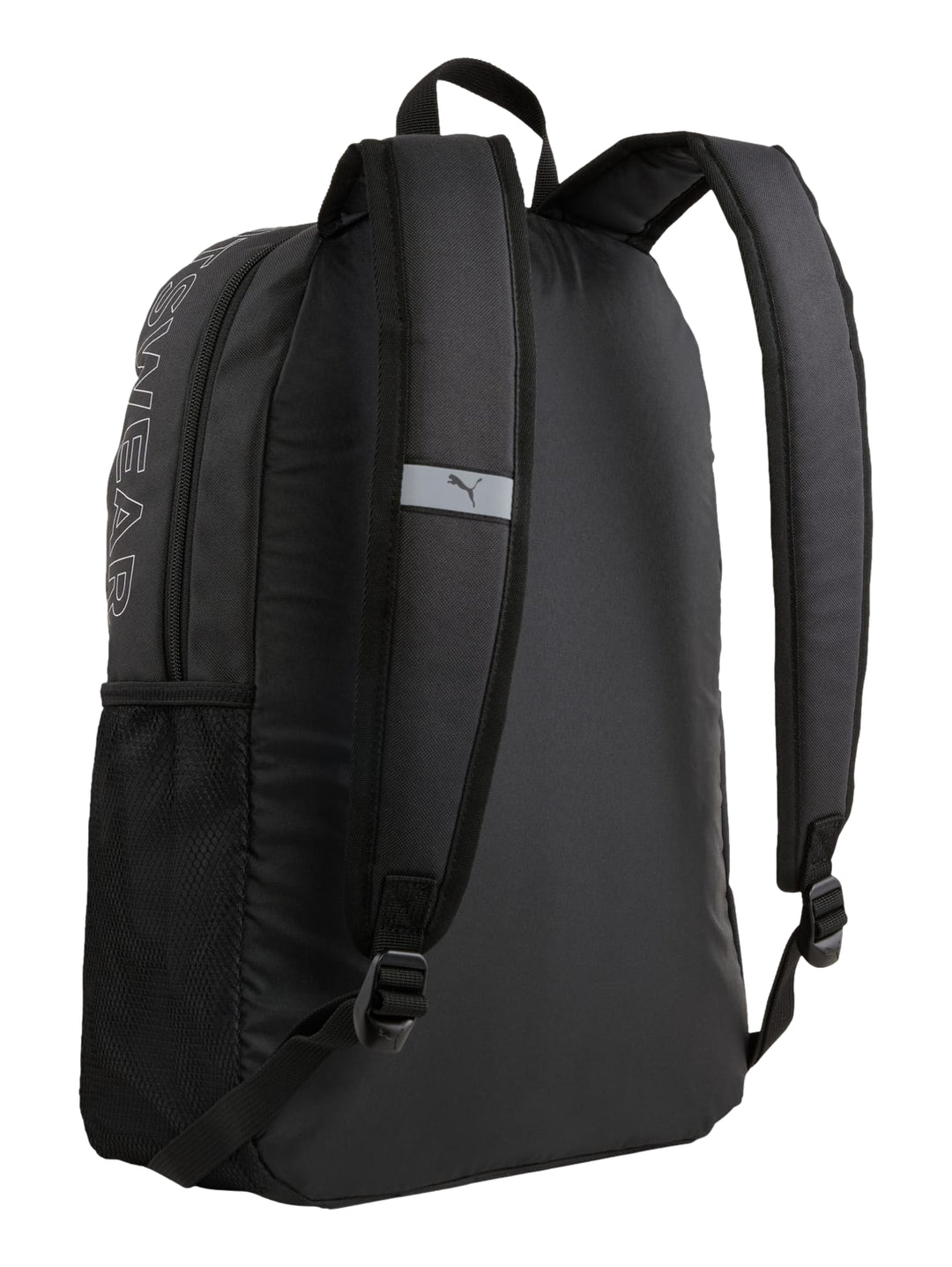 Mochila escolar PUMA color negro con detalles y logotipos en blanco.