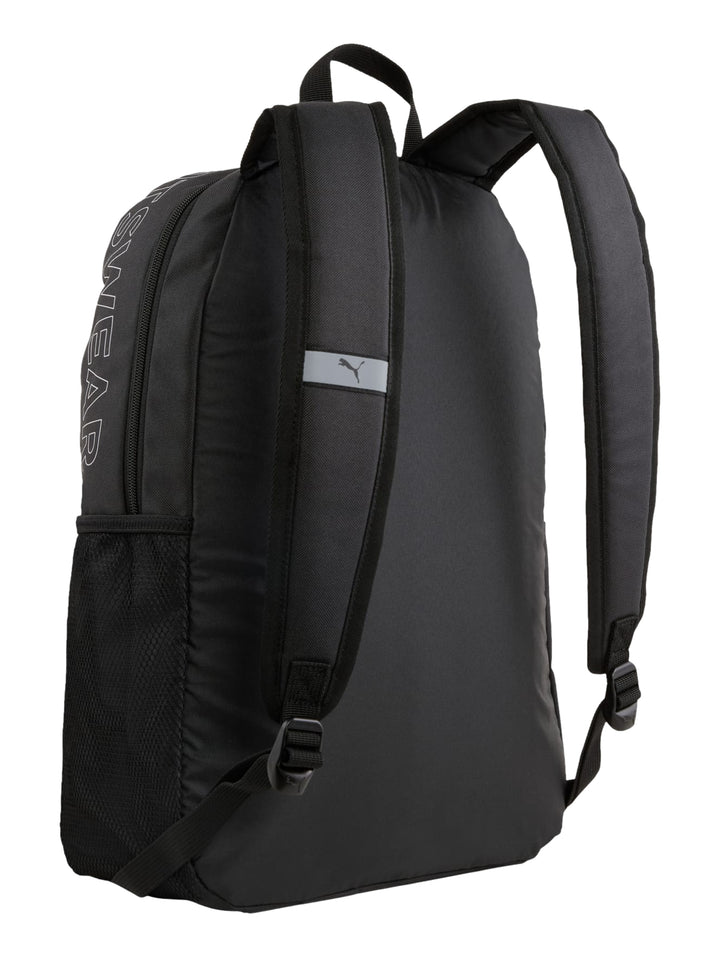 Mochila escolar PUMA color negro con detalles y logotipos en blanco.