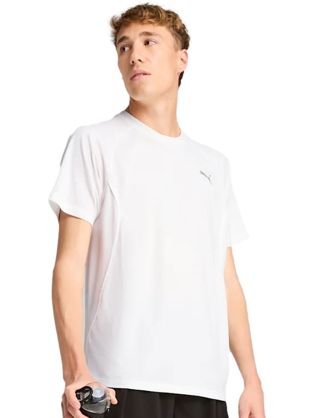 Hombre vistiendo una camiseta deportiva PUMA de color blanco con manga corta y cuello redondo.