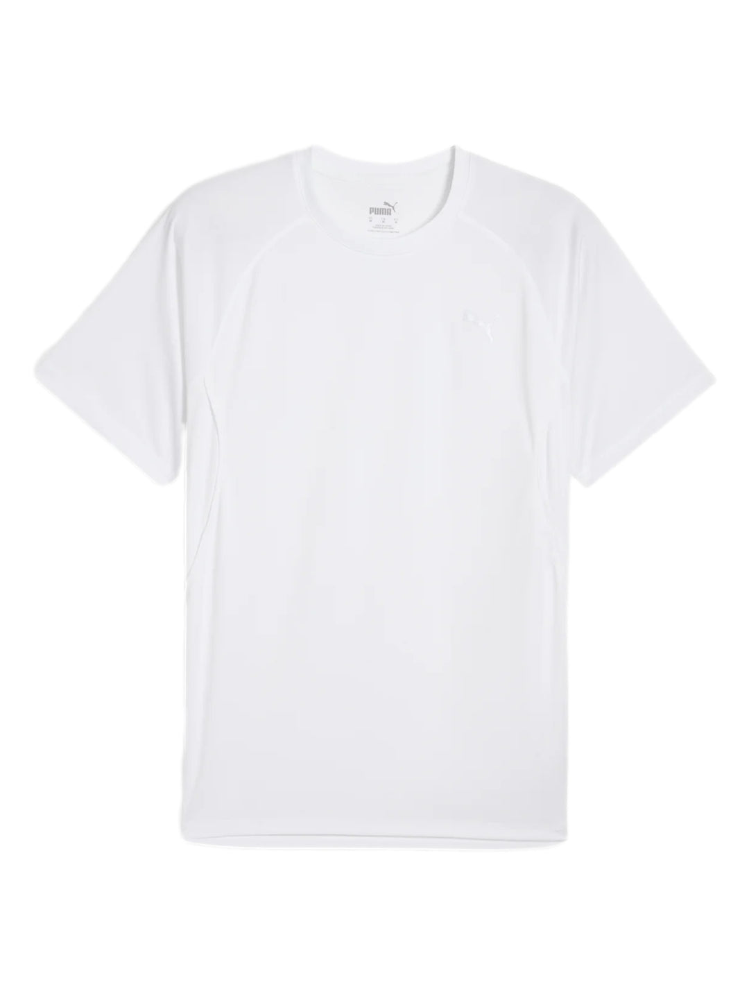 Hombre vistiendo una camiseta deportiva PUMA de color blanco con manga corta y cuello redondo.