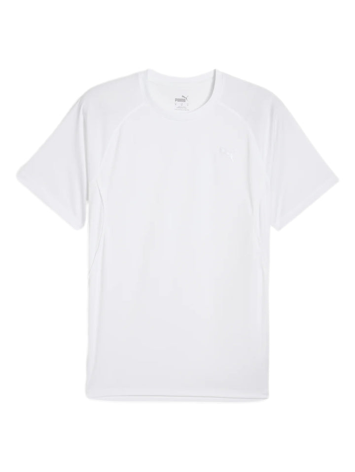 Hombre vistiendo una camiseta deportiva PUMA de color blanco con manga corta y cuello redondo.