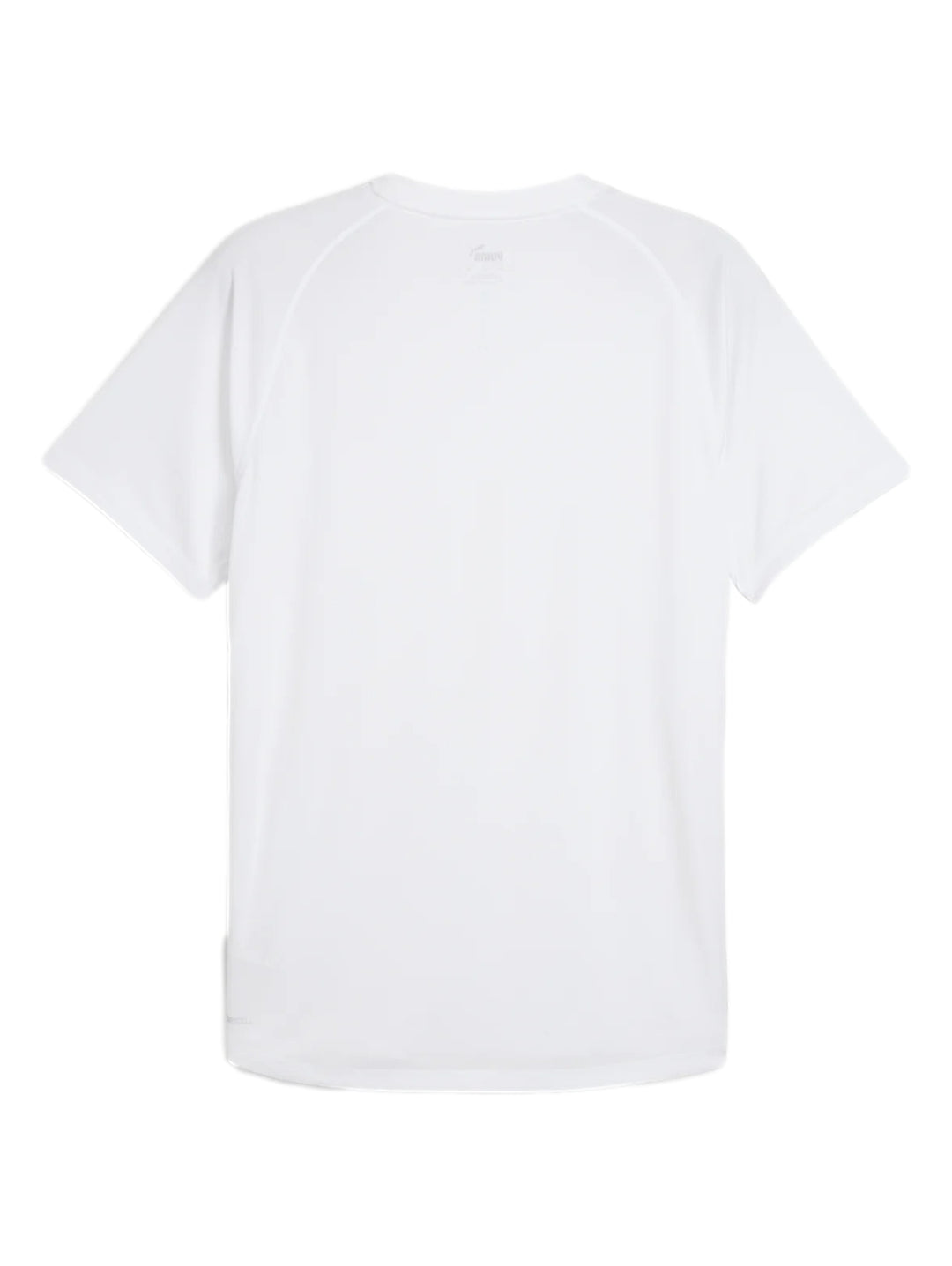 Hombre vistiendo una camiseta deportiva PUMA de color blanco con manga corta y cuello redondo.