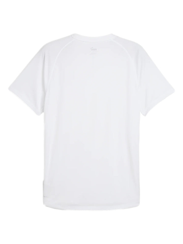 Hombre vistiendo una camiseta deportiva PUMA de color blanco con manga corta y cuello redondo.