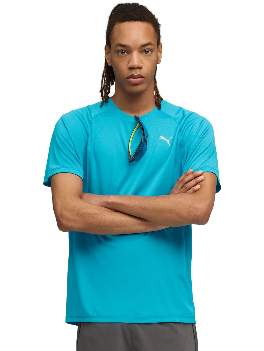 Hombre vistiendo una camiseta deportiva PUMA de color azul brillante con cuello redondo y manga corta.