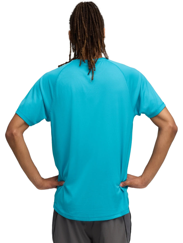 Hombre vistiendo una camiseta deportiva PUMA de color azul brillante con cuello redondo y manga corta.